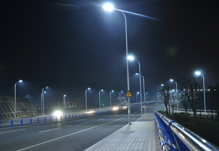 不同道路等级LED路灯光源及灯杆的选择标准